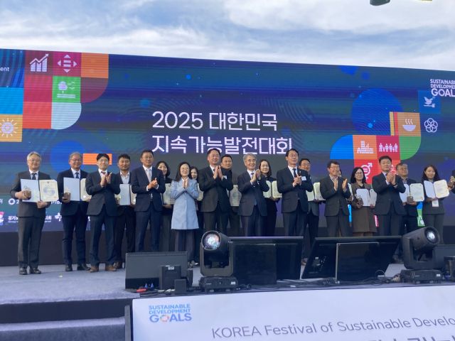 5일 경기 화성시 정조효공원에서 열린 ‘제7회 대한민국 솔라리그’ 시상식에서 수상자들이 기념사진을 촬영하고 있다. 인천항만공사 제공