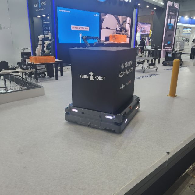 유진로봇의 자율주행 물류 로봇 고카트 1500이 전시부스를 이동하고 있다. 한양경제 하재인