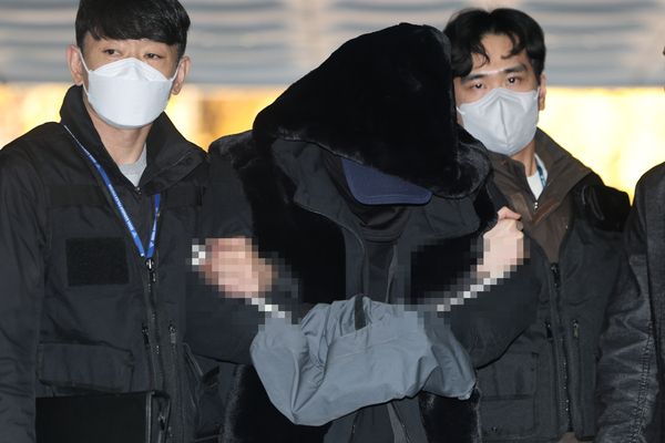 서울 도심에서 일본인 관광객 모녀를 들이받아 이들 중 어머니인 50대 여성을 숨지게 한 음주운전자 서모씨가 5일 서울 서초구 서울중앙지방법원에서 열린 구속 전 피의자 심문(영장실질심사)에 출석하고 있다. 연합뉴스