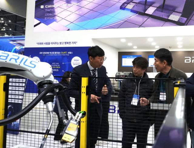 최근 경기도 일산 킨텍스에서 열린 ‘2025 로보월드’에서 참가자들이 제품 소개를 듣고 있다. 브릴스 제공