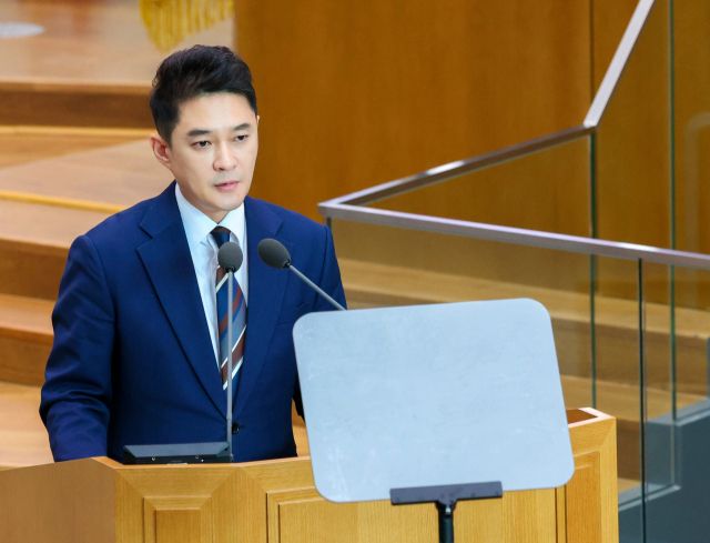 5일 경기도의회 전석훈 의원(더불어민주당·성남3)이 제387회 정례회 제2차 본회의 도정질문에서 김동연 경기도지사에게 질의하고 있다. 경기도의회 제공