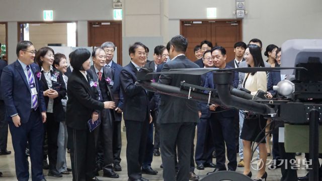 고양특례시장과 관계자들이 5일부터 8일까지 킨텍스 제1전시장에서 열리는 ‘2025 드론·도심항공모빌리티(UAM) 박람회’ 현장을 둘러보고 있다. 신진욱기자