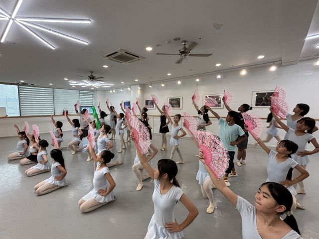 ‘꿈의 무용단 연수’ 단원들이 연습을 하고 있다. 연수문화재단 제공