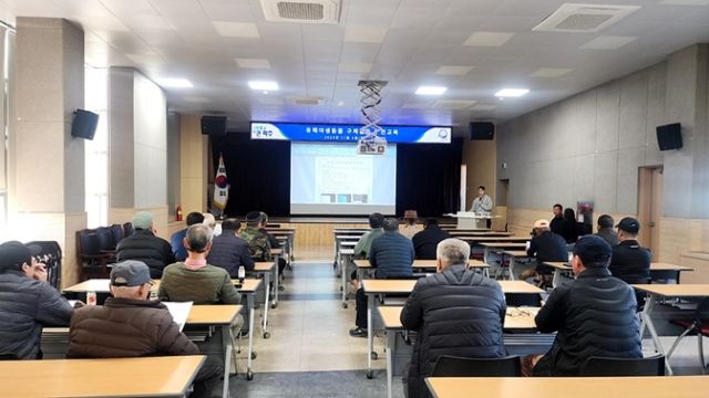 지난 3일 파주시 농업기술센터 교육관 3층에서 진행된 유해야생동물 구제 활동 피해방지단 참여자 대상 안전교육 장면. 파주시 제공