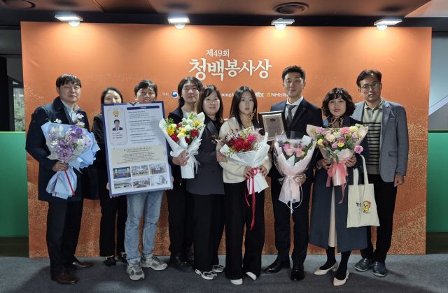 정해업 팀장(오른쪽 세번째)과 양주시 총무과 저략사업추진TF팀원들이 기념사진을 찍고 있다. 양주시 제공