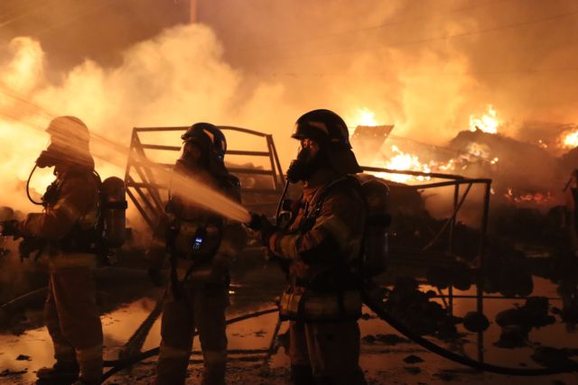포천시 내촌면 섬유공장 화재현장에서 소방당국이 진화작업을 벌이고 있다. 포천소방서 제공