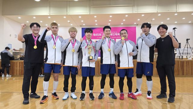 골볼 남자부(인천도시공사) 선수들이 금메달을 획득하고 기념 사진을 찍고 있다. 인천시장애인체육회 제공