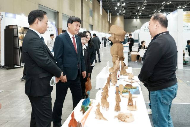 방세환 광주시장이 ‘제14회 광주시 기업박람회’에 참가한 기업으로부터 제품 설명을 듣고 있다. 광주시 제공