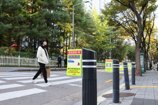 의왕시가 불법 주·정차 신고 다발지역에 설치한 ‘반사스티커 표지판’. 의왕시 제공