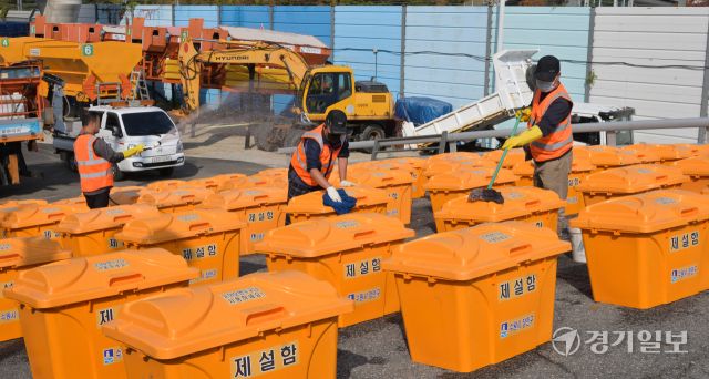 절기 상 입동(立冬)을 하루 앞둔 6일 오후 수원특례시 장안구청 안전건설과 자재창고에서 관계자들이 겨울에 사용할 제설함을 세척하고 있다. 윤원규기자