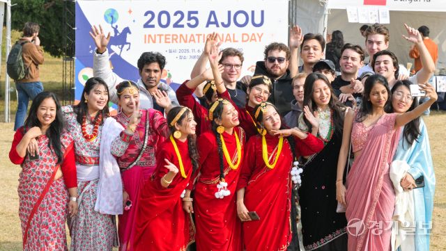 6일 오후 수원특례시 아주대학교에서 가온마당열린 '아주 인터내셔널데이 '에서 전통의상을 입은 외국인 유학생들이 사진을 찍으며 즐거운 시간을 보내고 있다. 올해로 28회를 맞는 이번 행사는 아주대학교 외국인 유학생들이 자신들의 나라의 전통복장과 음식을 알리고 문화를 교류하기 위해 마련됐다. 윤원규기자