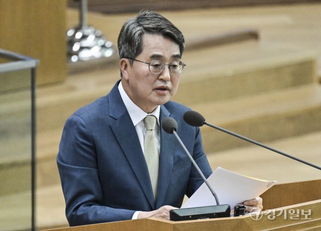 6일 오후 경기도의회 본회의장에서 열린 '제387회 정례회 제3차 본회의'에서 김동연 경기도지사가 경기도의원 8명의 도정질문에 대해 일괄 답변하고 있다. 홍기웅기자