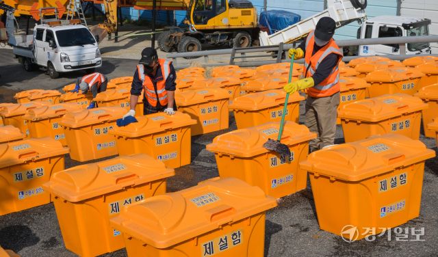 절기 상 입동(立冬)을 하루 앞둔 6일 오후 수원특례시 장안구청 안전건설과 자재창고에서 관계자들이 겨울에 사용할 제설함을 세척하고 있다. 윤원규기자