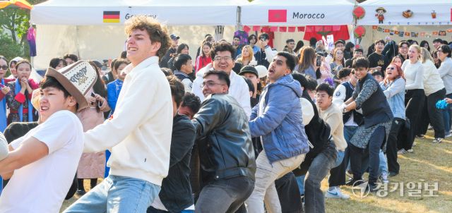 6일 오후 수원특례시 아주대학교에서 가온마당열린 '아주 인터내셔널데이 '에서 줄다리기에 참여한 학생들이 힘차게 줄을 당기고 있다. 올해로 28회를 맞는 이번 행사는 아주대학교 외국인 유학생들이 자신들의 나라의 전통복장과 음식을 알리고 문화를 교류하기 위해 마련됐다. 윤원규기자