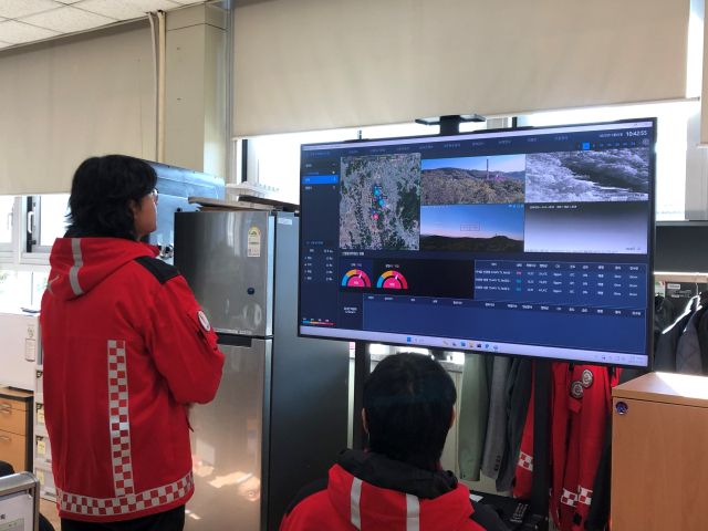 광명시 산불방지대책본부 직원들이 실시간으로 송출되는 산불감시영상과 AI복합진단 알고리즘기술 등으로 분석한 결과를 모니터링하고 있다. 광명시 제공