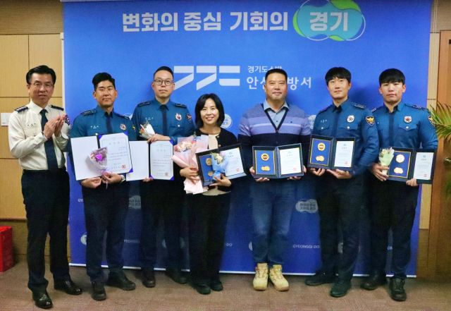 안산소방서가 시민의 생명을 구한 민간인 및 경찰 공무원 6명에게 세이버 표창을 수여했다. 안산소방서 제공