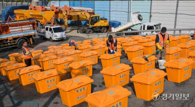 절기 상 입동(立冬)을 하루 앞둔 6일 오후 수원특례시 장안구청 안전건설과 자재창고에서 관계자들이 겨울에 사용할 제설함을 세척하고 있다. 윤원규기자