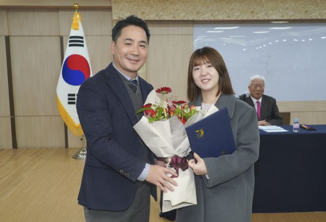 경기일보 독자권익위원회가 선정하는 ‘이달의 기자상’을 경제부 김소현 기자가 수상한 뒤 백성욱 독자권익위원과 기념촬영을 하고 있다. 홍기웅기자