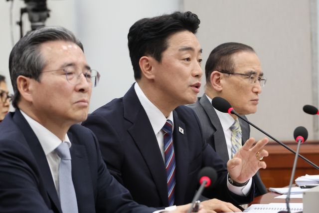 강훈식 대통령 비서실장이 6일 서울 여의도 국회에서 열린 운영위원회의 대통령비서실과 국가안보실, 대통령경호처 등에 대한 국정감사에서 위원 질의에 답하고 있다. 연합뉴스