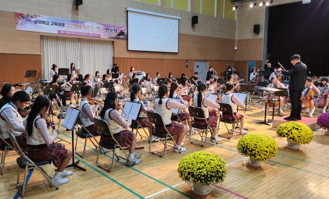 여주 창명여중 오케스트라가 천남초·점봉초와 합동공연을 하고 있다. 박화선기자