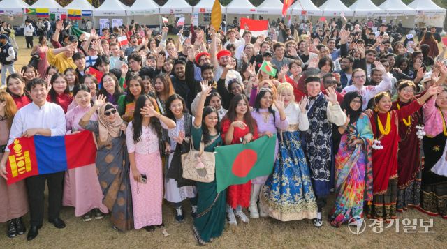 6일 오후 수원특례시 아주대학교에서 가온마당열린 '아주 인터내셔널데이 '에서 전통의상을 입은 외국인 유학생들이 사진을 찍으며 즐거운 시간을 보내고 있다. 올해로 28회를 맞는 이번 행사는 아주대학교 외국인 유학생들이 자신들의 나라의 전통복장과 음식을 알리고 문화를 교류하기 위해 마련됐다. 윤원규기자