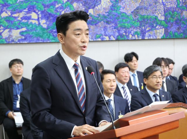 강훈식 대통령 비서실장이 6일 서울 여의도 국회에서 열린 운영위원회의 대통령비서실과 국가안보실, 대통령경호처 등에 대한 국정감사에서 업무보고를 하고 있다. 연합뉴스