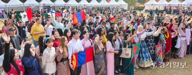 6일 오후 수원특례시 아주대학교에서 가온마당열린 '아주 인터내셔널데이 '에서 전통의상을 입은 외국인 유학생들이 사진을 찍으며 즐거운 시간을 보내고 있다. 올해로 28회를 맞는 이번 행사는 아주대학교 외국인 유학생들이 자신들의 나라의 전통복장과 음식을 알리고 문화를 교류하기 위해 마련됐다. 윤원규기자