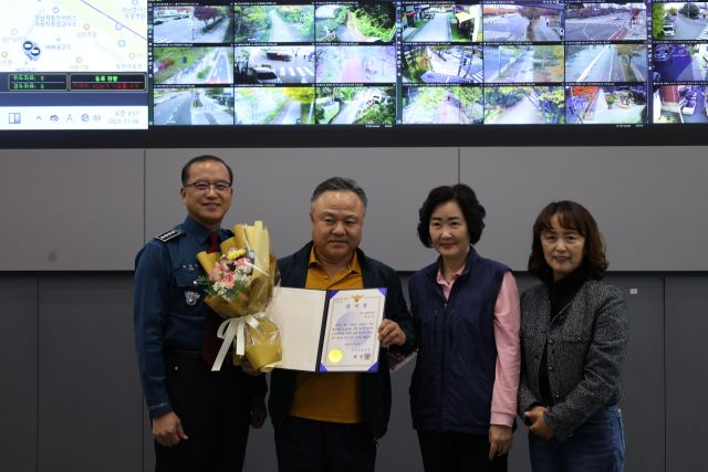박성갑 하남경찰서장으로 부터 감사장을 수여받고 있는 하남시 관제요원. 하남경찰서 제공