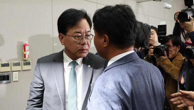 국민의힘 송언석 원내대표와 더불어민주당 이기헌 의원이 6일 서울 여의도 국회에서 열린 운영위원회의 대통령비서실과 국가안보실, 대통령경호처 등에 대한 국정감사에서 여야 설전으로 정회된 직후 이른바 '배치기'를 하며 충돌하고 있다. 연합뉴스