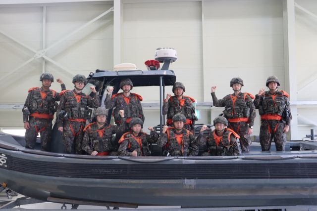 4일 전복 어선서 어민 2명을 구조한 육군9사단 임진강 대대 RIB(고속단정)반 대원들이 화이팅을 외치고 있다. 9사단 제공