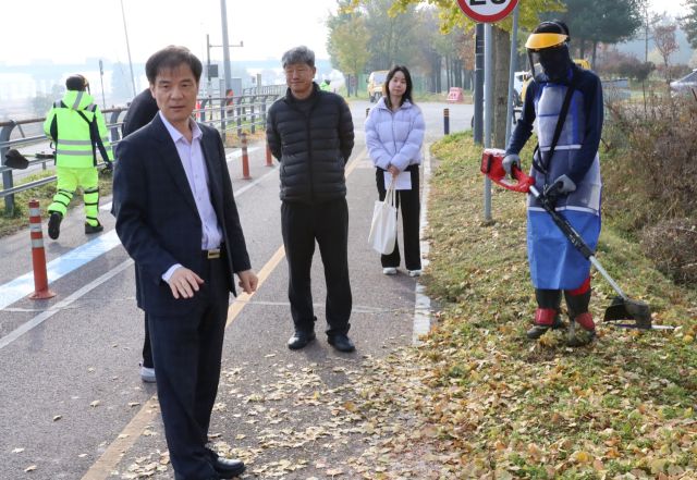 홍동곤 한강유역환경청장(왼쪽)이 6일 여주시 연양제 자전거도로를 방문, 안전사고 예방 대책을 점검했다. 한강유역환경청 제공