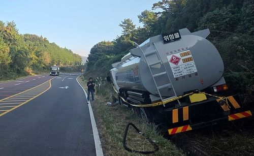 제주 산록 도로(산기슭에 난 도로) 도랑에 빠진 탱크로리 차량. 제주 소방안전본부 제공