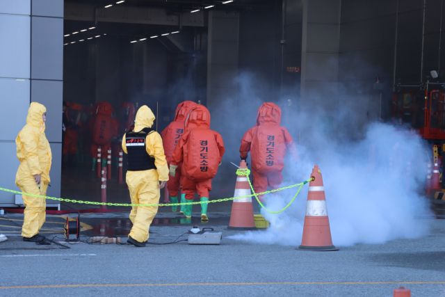 이천소방서가 SK하이닉스에서 재난대비 긴급구조종합훈련으로 암모니아 가스 누출 훈련을 실시하고 있다. 이천소방서 제공