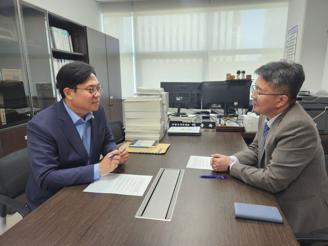 이용욱 경기도의원이 2026년도 재가노인복지서비스 예산 전액 삭감 결정을 두고 도 복지국장과 만나 재검토를 강하게 주문했다. 경기도의회 제공.