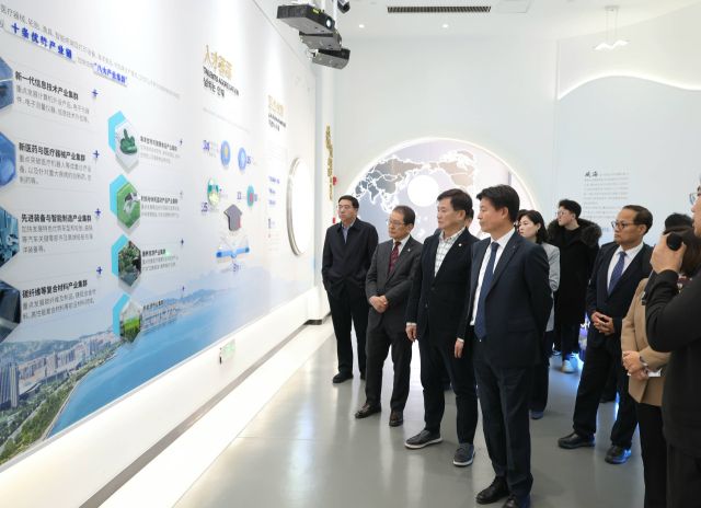 조용익 부천시장(앞줄 오른쪽)이 중국 웨이하이시 위즈덤밸리 산업단지를 둘러보고 있다.부천시 제공