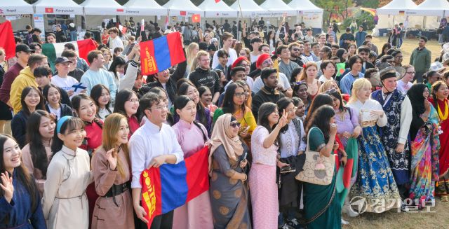 6일 오후 수원특례시 아주대학교에서 가온마당열린 '아주 인터내셔널데이 '에서 전통의상을 입은 외국인 유학생들이 사진을 찍으며 즐거운 시간을 보내고 있다. 올해로 28회를 맞는 이번 행사는 아주대학교 외국인 유학생들이 자신들의 나라의 전통복장과 음식을 알리고 문화를 교류하기 위해 마련됐다. 윤원규기자