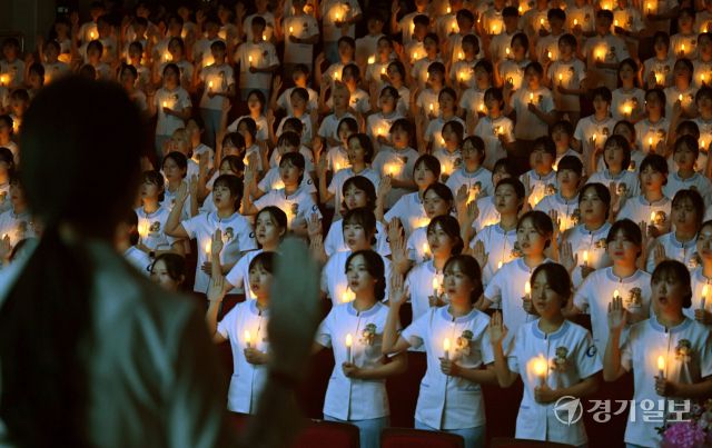 7일 인천 연수구 가천대 메디컬캠퍼스에서 열린 '제78회 가천대학교 나이팅게일 선서식'에서 간호학과 2학년 학생들이 임상실습을 앞두고 환자들에게 사랑을 실천하는 나이팅게일의 희생과 숭고한 정신을 본받아 전문 간호사로서의 책임과 의무를 서약하는 촛불의식을 하고 있다 .조병석기자