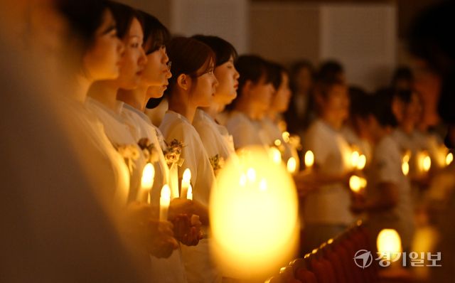 7일 인천 연수구 가천대 메디컬캠퍼스에서 열린 '제78회 가천대학교 나이팅게일 선서식'에서 간호학과 2학년 학생들이 임상실습을 앞두고 환자들에게 사랑을 실천하는 나이팅게일의 희생과 숭고한 정신을 본받아 전문 간호사로서의 책임과 의무를 서약하는 촛불의식을 하고 있다 .조병석기자