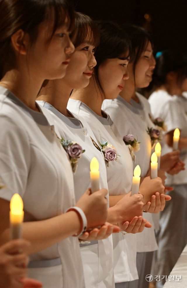 7일 인천 연수구 가천대 메디컬캠퍼스에서 열린 '제78회 가천대학교 나이팅게일 선서식'에서 간호학과 2학년 학생들이 임상실습을 앞두고 환자들에게 사랑을 실천하는 나이팅게일의 희생과 숭고한 정신을 본받아 전문 간호사로서의 책임과 의무를 서약하는 촛불의식을 하고 있다 .조병석기자
