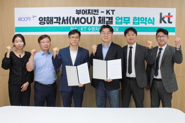 전승배 KT 수원지사장(오른쪽 세번째부터), 이재호 ㈜정직한스푼 사장 등 관계자들이 MOU를 체결하고 기념촬영을 하고 있다. KT강남광역본부 제공