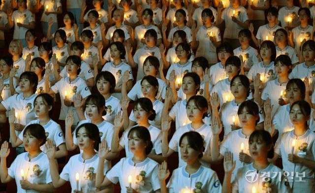 7일 인천 연수구 가천대 메디컬캠퍼스에서 열린 '제78회 가천대학교 나이팅게일 선서식'에서 간호학과 2학년 학생들이 임상실습을 앞두고 환자들에게 사랑을 실천하는 나이팅게일의 희생과 숭고한 정신을 본받아 전문 간호사로서의 책임과 의무를 서약하는 촛불의식을 하고 있다 .조병석기자