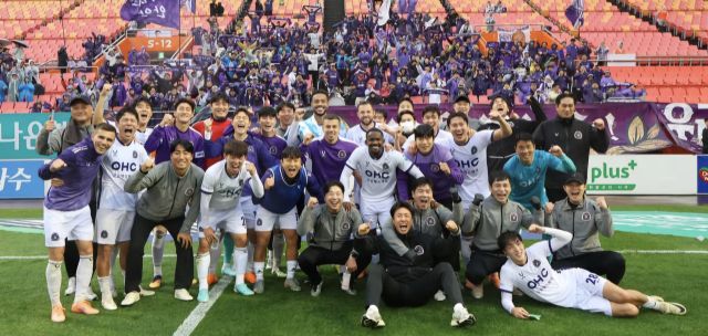 FC안양이 8일 제주도 서귀포월드컵경기장에서 열린 K리그1 36라운드 원정 경기서 제주SK FC에 2-1 승리를 거두고 1부리그 잔류를 확정했다. 안양 제공