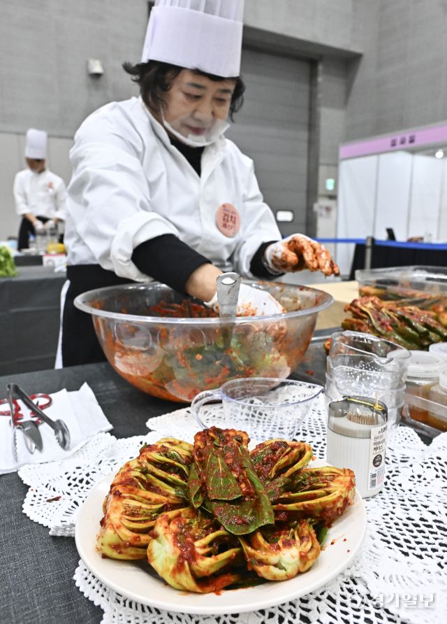 9일 오전 수원컨벤션센터에서 열린 ‘2025 전국김치경연대회’에서 참가자들이 다양한 김치를 만들고 있다. ‘2025 경기 김치페스타’의 일환으로 열린 전국김치경연대회는 경기농산물로 만든 이색 김치를 발굴하기 위해 개최했다. 홍기웅기자