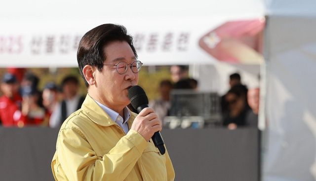 이재명 대통령이 6일 강원도 원주 산림항공본부에서 산불진화 관·군 합동훈련 참관 후 발언하고 있다. 연합뉴스