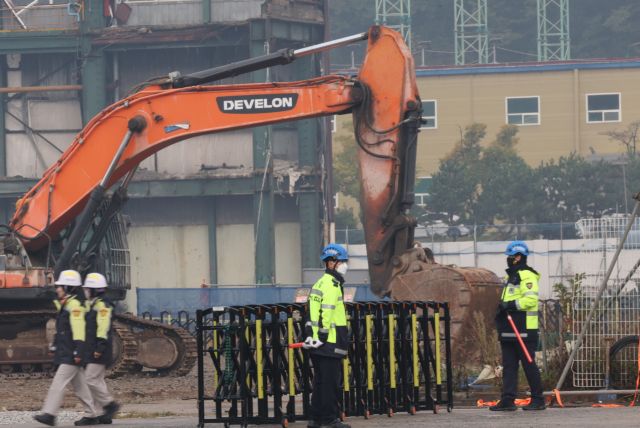 한국동서발전 울산발전본부 울산화력발전소 사고 나흘째인 9일 발전소 내부에서 구조 당국 관계자들이 바쁘게 움직이고 있다. 연합뉴스