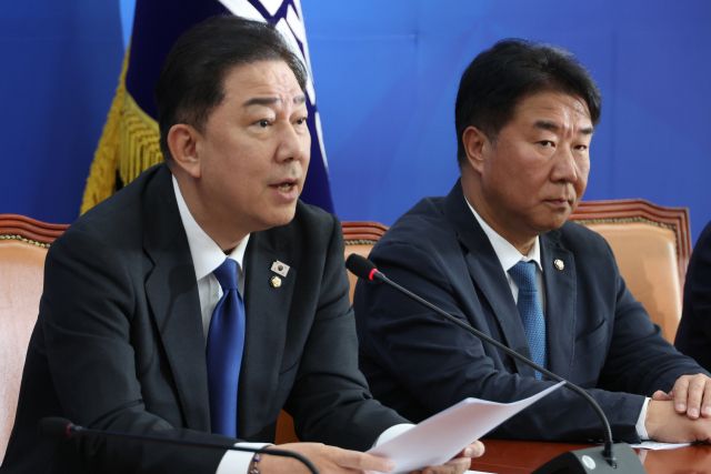 더불어민주당 김병기 원내대표가 9일 서울 여의도 국회에서 국정감사 종합평가와 11월 국회 운영과 관련해 기자간담회를 하고 있다. 연합뉴스