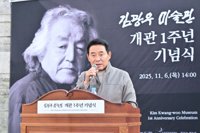 최근 포천 김광우미술관에서 열린 김광우미술관 개관 1주년 행사에서 백영현 포천시장이 인사말을 하고 있다. 포천시 제공