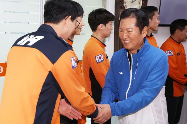 더불어민주당 정청래 대표가 9일 경기도 용인시 처인구 용인소방서 백암119안전센터를 방문해 소방관들과 인사하고 있다. 연합뉴스