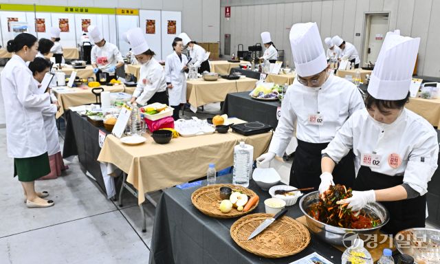 9일 오전 수원컨벤션센터에서 열린 ‘2025 전국김치경연대회’에서 참가자들이 다양한 김치를 만들고 있다. ‘2025 경기 김치페스타’의 일환으로 열린 전국김치경연대회는 경기농산물로 만든 이색 김치를 발굴하기 위해 개최했다. 홍기웅기자