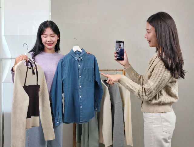 삼성전자 모델이 ‘갤럭시 A17 LTE’의 ‘제미나이 라이브’를 활용해 옷차림을 추천받고 있다. 삼성전자 제공